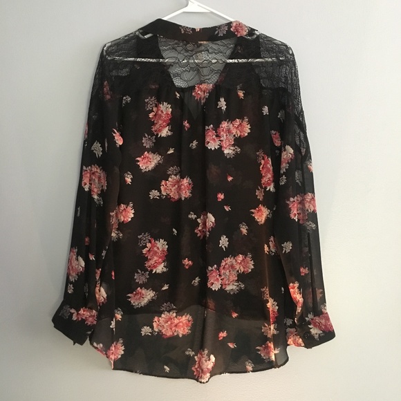 Floral Button-up Blouse - Picture 3 of 4